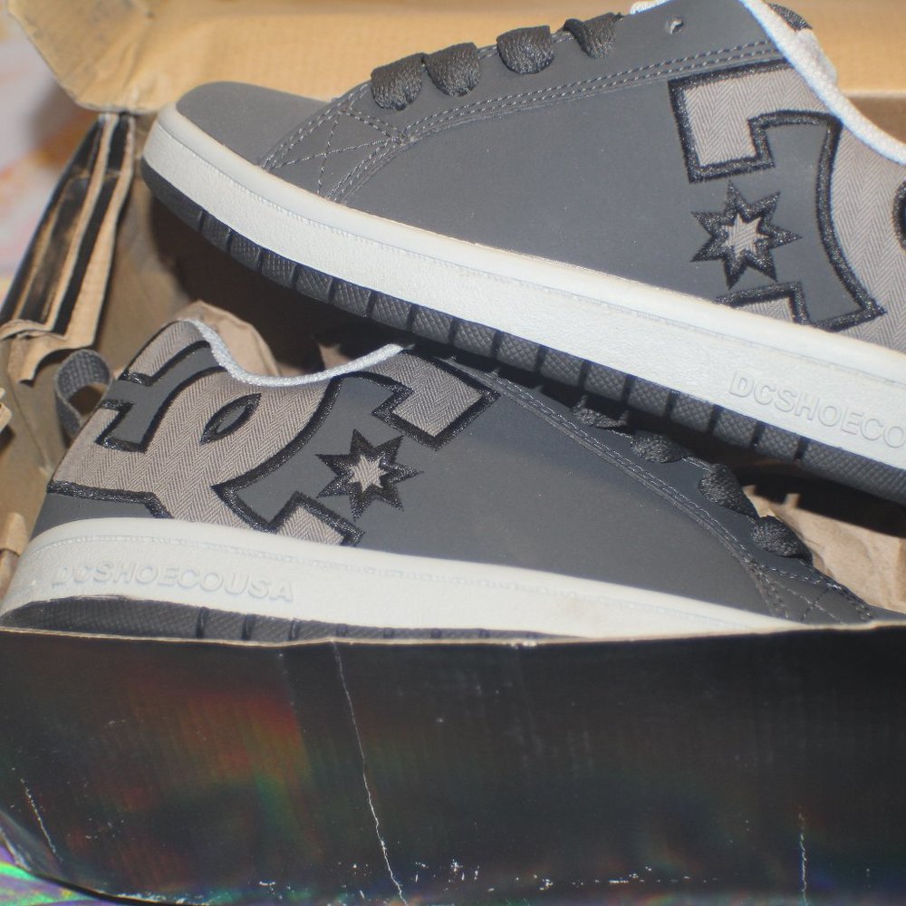 NWT  GRAY KIDS DC SHOES